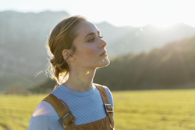 「凌小麦」在婚姻里，女人过着过着，就活成了“女汉子”