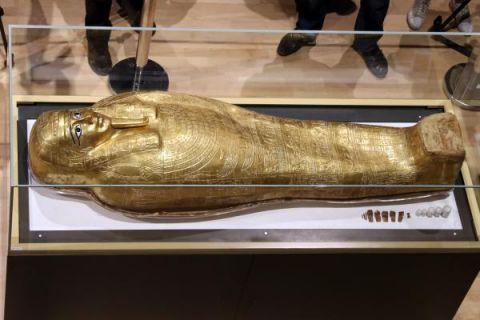 视界 | 埃及展出被归还的古埃及祭司镀金棺