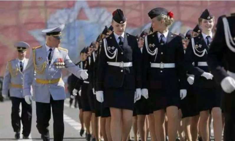 都说俄罗斯女兵有“三长”, 你知道是哪三长吗?