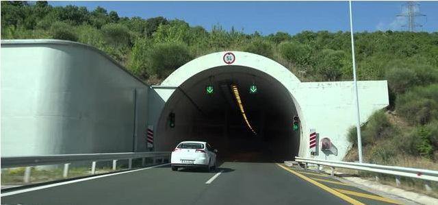 「车行易·有车」晚上开车时为什么车内一般不开灯？网友：你没开过夜车吧？