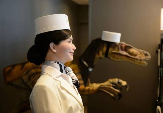 ..智能机器人旅店：机器人和恐龙充当前台服务员