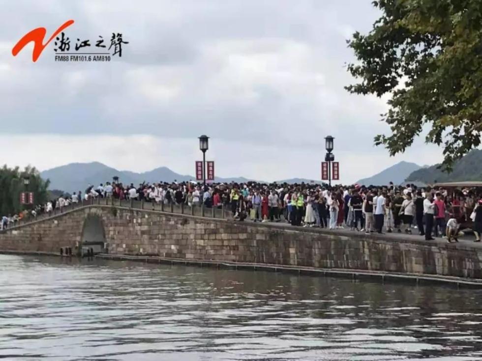 国庆西湖断桥变“人桥”游客笑称：wifi信号都挤断了