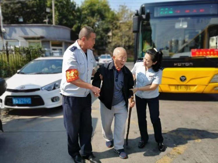 暖心！青岛89岁老人乘公交迷路 好心司机伸援手