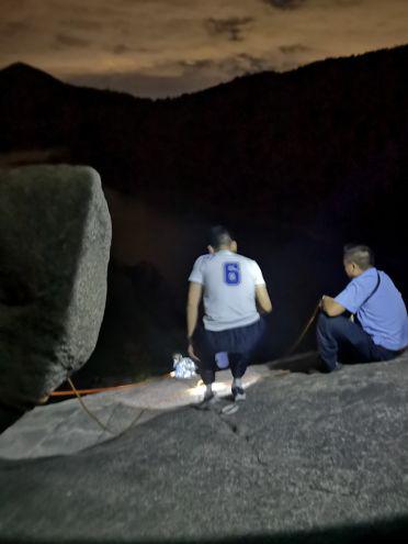 台风夜，温州两名登山爱好者还出来爬山，结果...