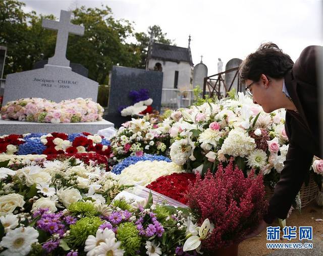 法国民众悼念前总统希拉克 墓前摆满献花