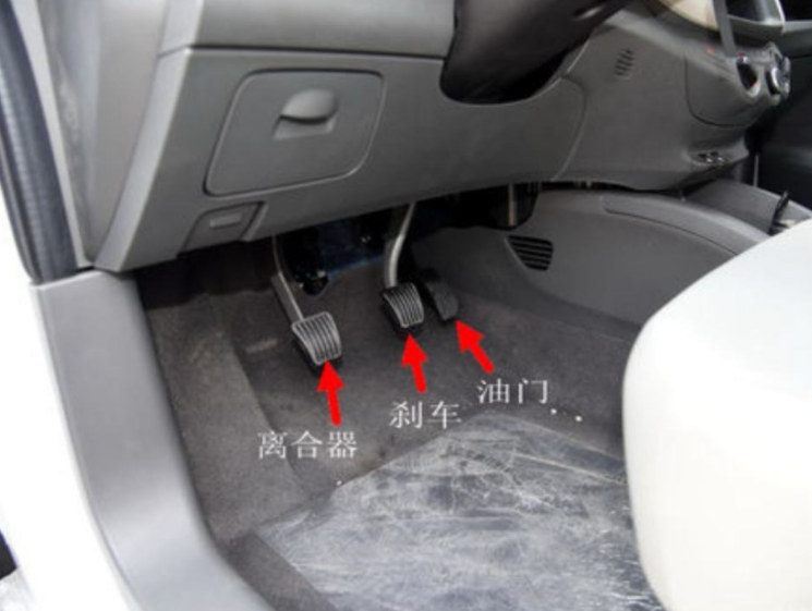 娱乐一起逗翻天：离合与刹车可以一起踩吗？看看老司机的分析，车主：后悔才明白