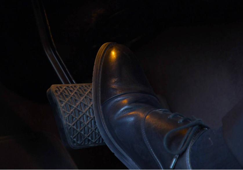 娱乐一起逗翻天：离合与刹车可以一起踩吗？看看老司机的分析，车主：后悔才明白