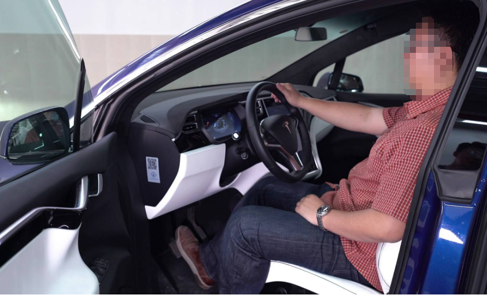 娱乐一起逗翻天：离合与刹车可以一起踩吗？看看老司机的分析，车主：后悔才明白