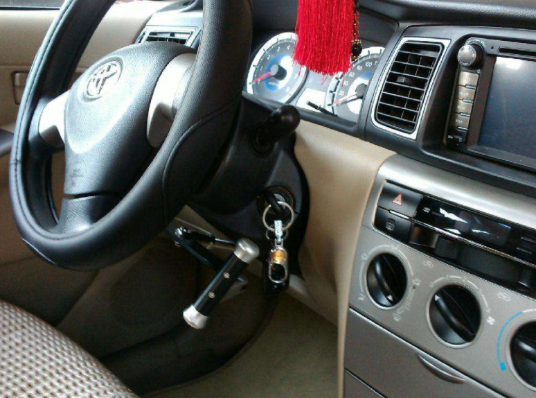 娱乐一起逗翻天：离合与刹车可以一起踩吗？看看老司机的分析，车主：后悔才明白