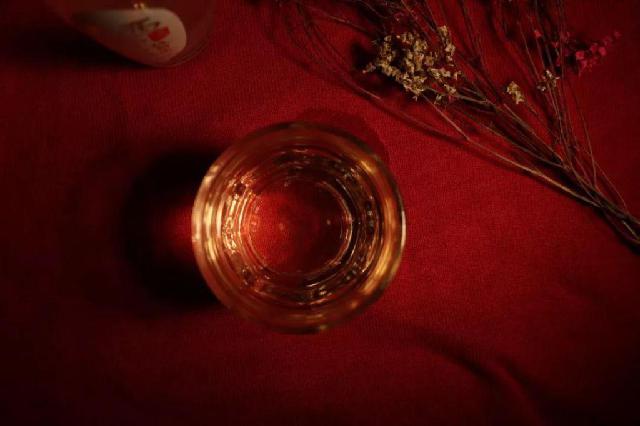 [唯美图片视觉传媒]人生如酒，敬自己十杯酒