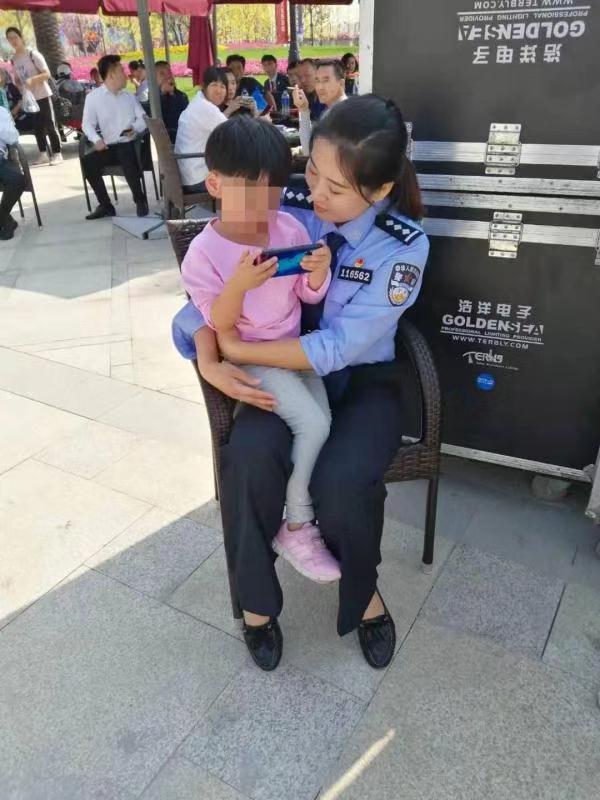 3岁女童游乐场不慎走失 执勤女警客串“临时妈妈”