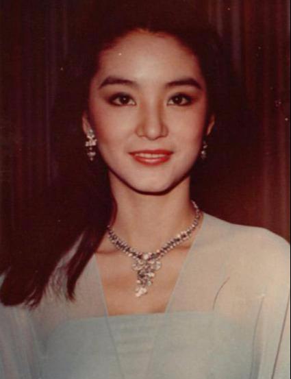 林青霞40岁时上韩国综艺，脖子上珍珠项链多到组成了项圈难掩优雅