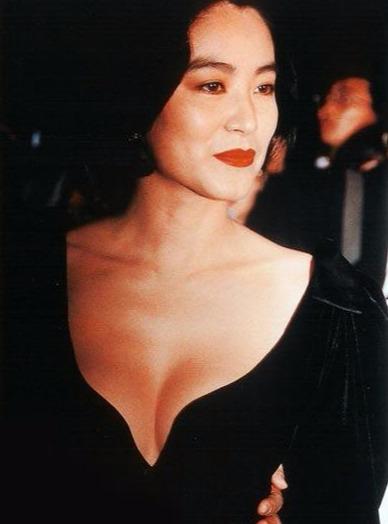林青霞40岁时上韩国综艺，脖子上珍珠项链多到组成了项圈难掩优雅