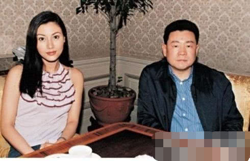 「汽车礁」他是女明星“收割机”，68岁状态回春，放弃豪车坐面包