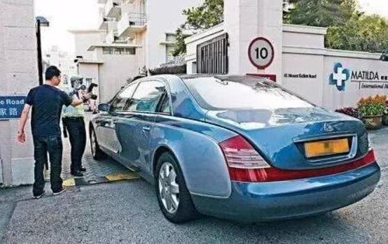 「汽车礁」他是女明星“收割机”，68岁状态回春，放弃豪车坐面包