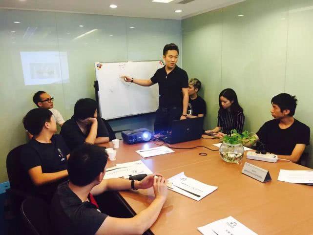 【敬师者也】新员工结婚，老员工没参加，隔天被新员工在群里怒怼，引网友热议