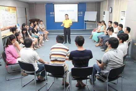 【敬师者也】新员工结婚，老员工没参加，隔天被新员工在群里怒怼，引网友热议