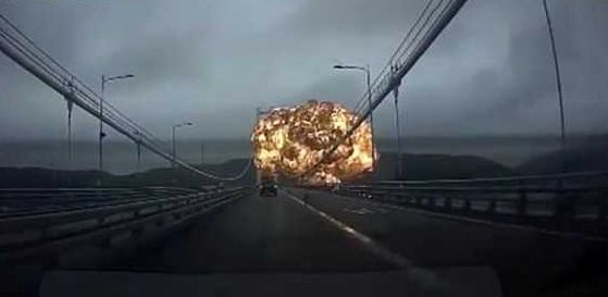 韩国港口油轮发生爆炸蘑菇云状大火球冲天而起 画面好似灾难大片