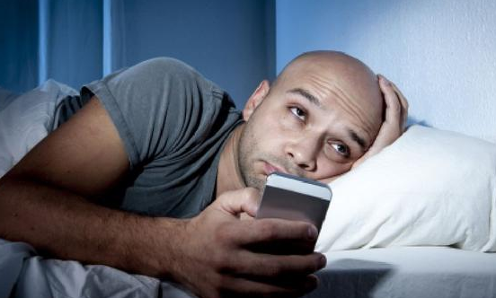 睡觉前手机随手放床头？可能会让你失眠头痛、耳鸣，别大意了