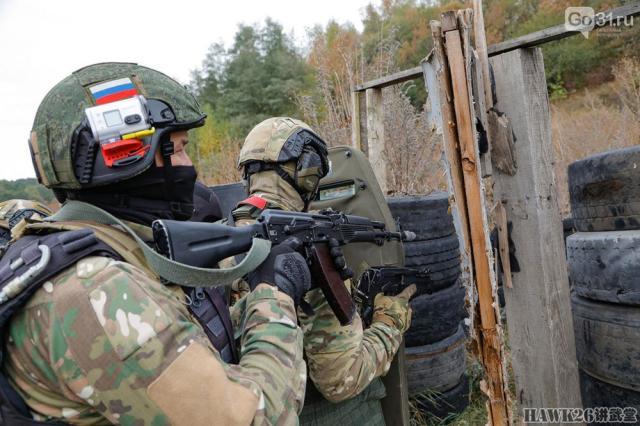 俄罗斯特种部队实战演练 PKP中口径机枪清场 特殊弹链背包供弹