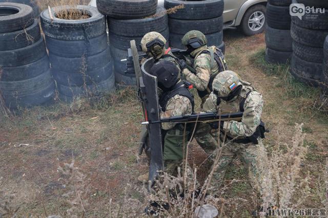 俄罗斯特种部队实战演练 PKP中口径机枪清场 特殊弹链背包供弹