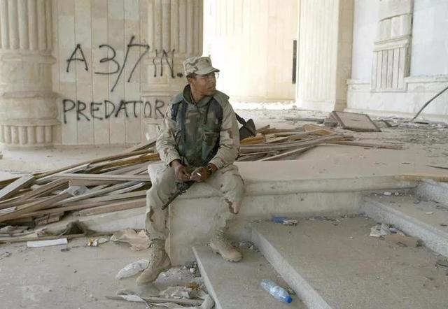 伊拉克战争中，美军士兵在萨达姆的宫殿洗澡快活