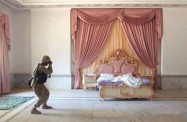 伊拉克战争中，美军士兵在萨达姆的宫殿洗澡快活