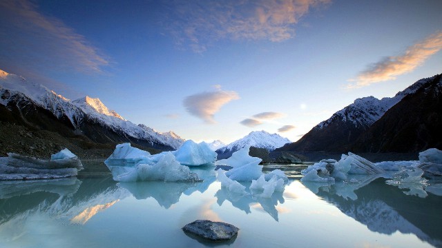 「讲八卦的自轩」适合晚上发对生活很丧的句子，句句写到心坎上，让你恍然大悟圈的
