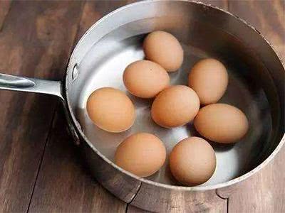 体检胆固醇偏高，每天早上吃一个鸡蛋，可蛋黄能吃吗？要不要丢
