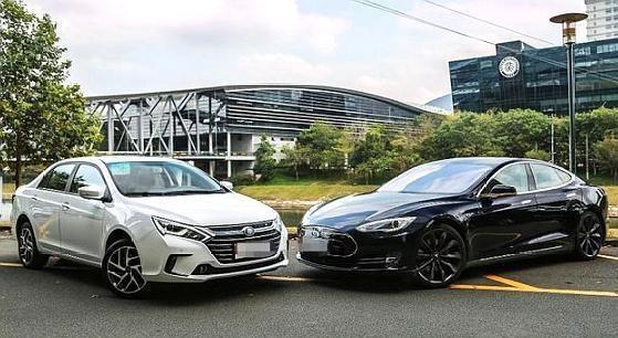 #九零后聊车#比亚迪车主换电池，换完后说道：辛辛苦苦一整年，一换回到解放前