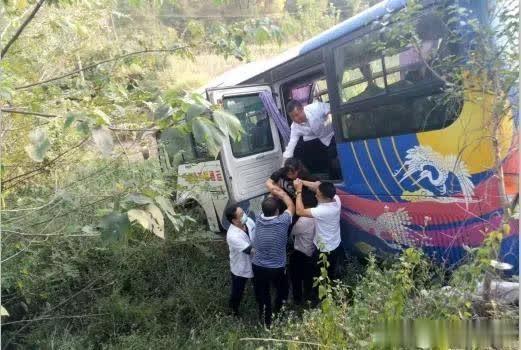 随州开往宜城的一客车在乌龟颈发生事故 医护冒险紧急施救