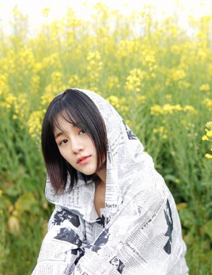 “校园女神”安悦溪，身穿“报纸裙”真独特，与油菜花融为一体