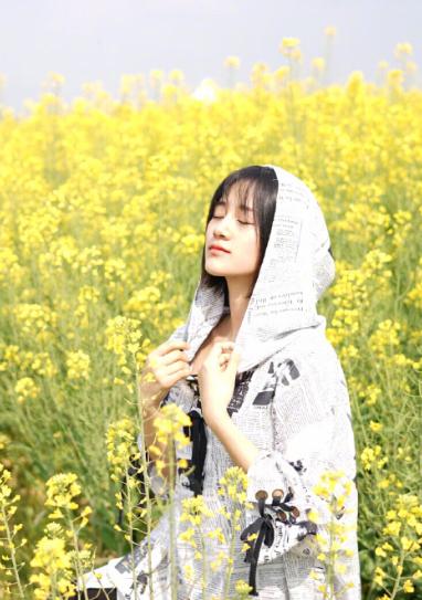 “校园女神”安悦溪，身穿“报纸裙”真独特，与油菜花融为一体