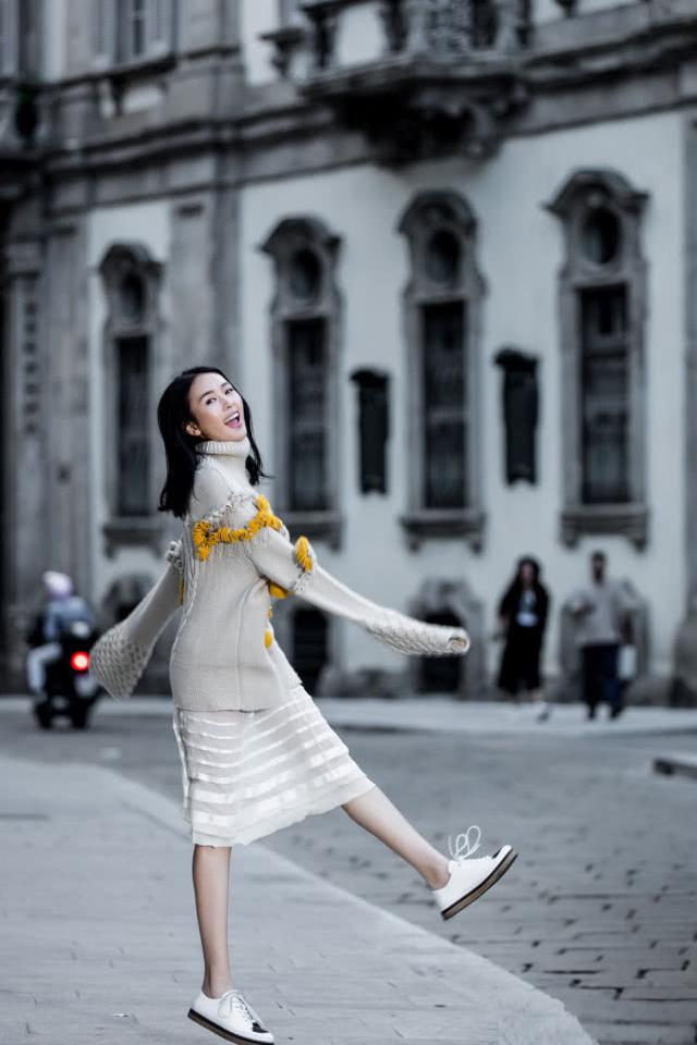 “小章子怡”穿温暖的高领毛衣+白色迷笛裙，看起来温婉淑女