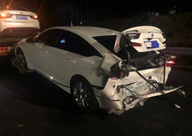 「公众车讯」本田雅阁在高速上被追尾，车辆受损严重，网友：感觉达到报废状态