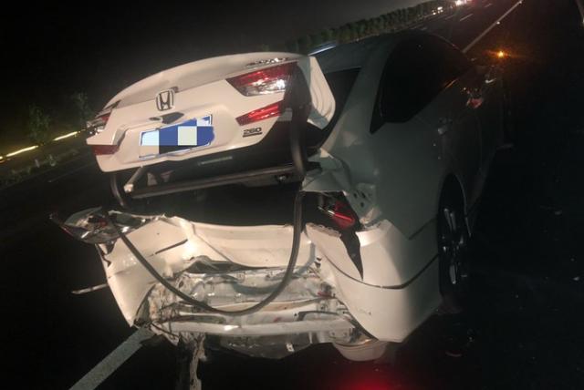 「公众车讯」本田雅阁在高速上被追尾，车辆受损严重，网友：感觉达到报废状态