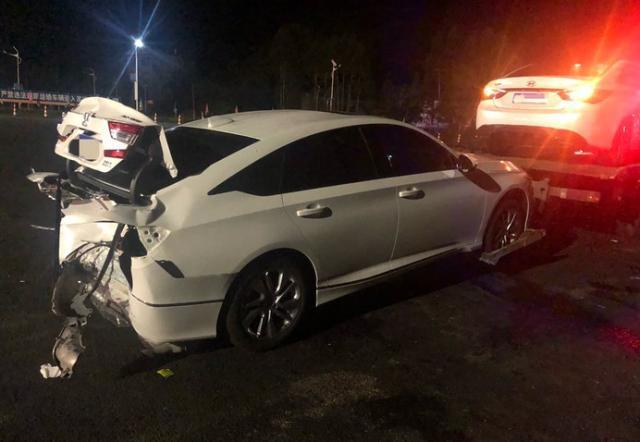 「公众车讯」本田雅阁在高速上被追尾，车辆受损严重，网友：感觉达到报废状态