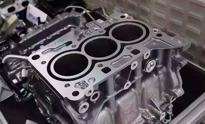 「汽车头条」?从8缸到“可变缸技术”3缸，福特顶尖动力技术的变与不变