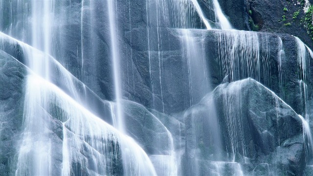 「讲娱乐的本敏」青春阳光温暖的签名，句句让人难过，让人一看就赞