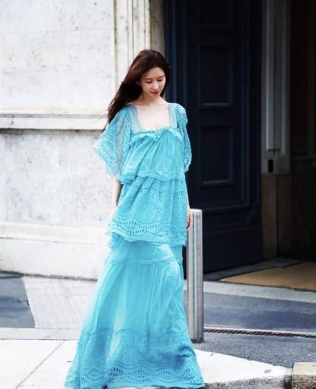 原创 林志玲气质太好了，一袭蓝色蕾丝蛋糕裙优雅妩媚，美成18岁