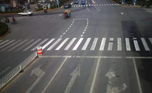 汽车密报局@交警：再过27天，遇到左转虚线千万要注意，看错罚200扣6分