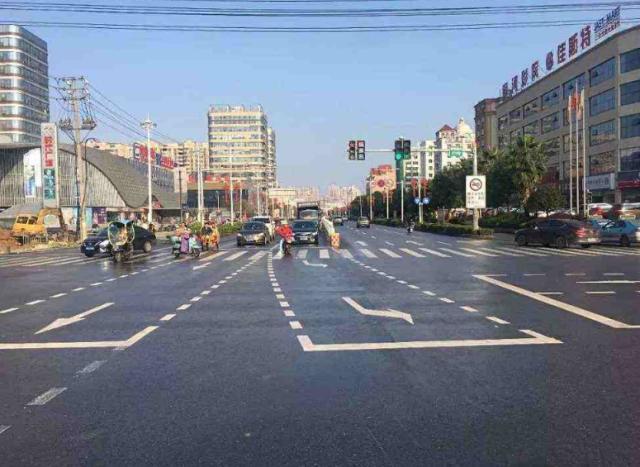 汽车密报局@交警：再过27天，遇到左转虚线千万要注意，看错罚200扣6分