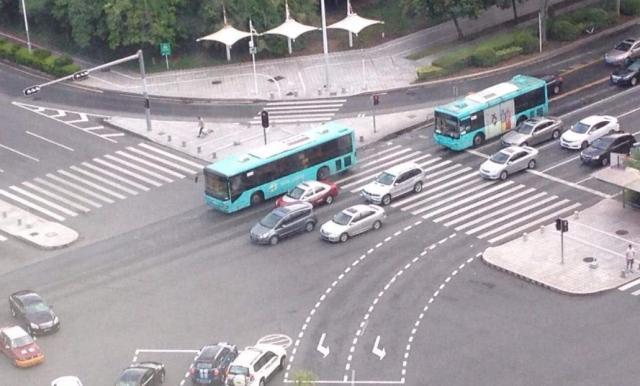 汽车密报局@交警：再过27天，遇到左转虚线千万要注意，看错罚200扣6分