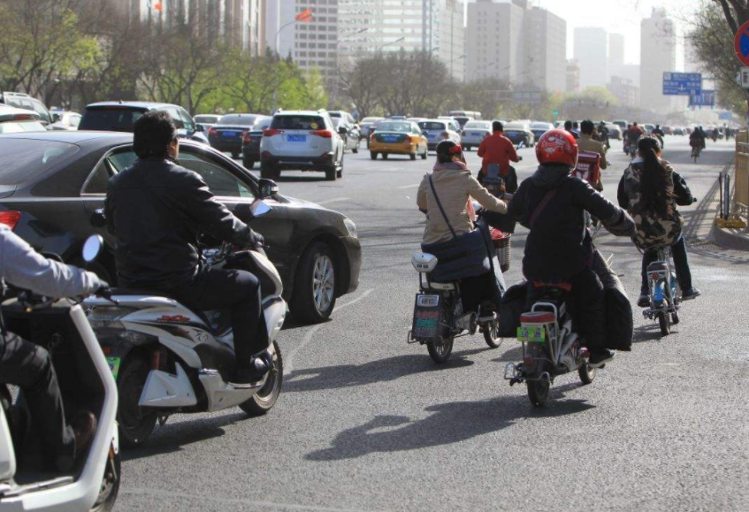 「小丁娱乐」电动车也要考驾照？考试费曝光，车主：还不如换成汽车！