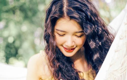 「幸福的拉拉」感情中，一个女人是否在乎你，通过3个小细节就能看出来