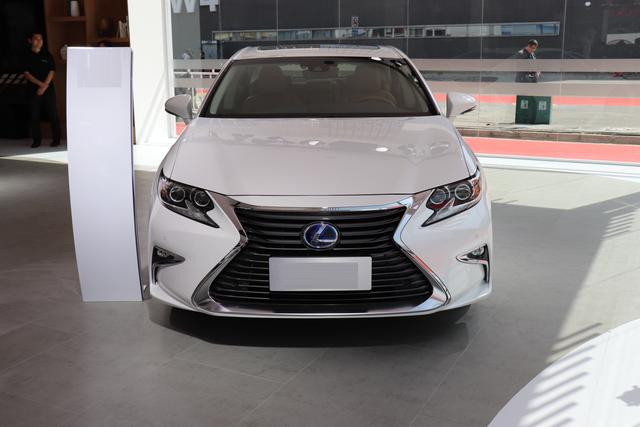 川雨玩车■低价优势不再，涨价后的雷克萨斯ES还是宝马3系的对手吗？