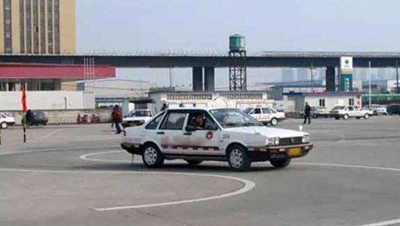 「公众车讯」科目二考试也会受影响而挂科，学员抱怨是考场的责任