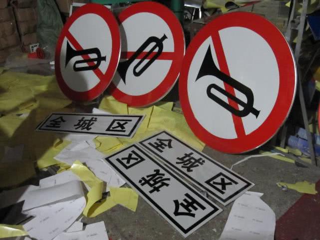 车式样@“问号加灯泡”是什么含义？九成车主不知道，难怪总被扣分