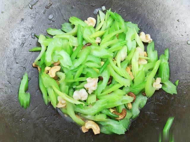 零基础也能轻松做出的经典芹菜腰果炒虾仁，适合秋天的一道菜