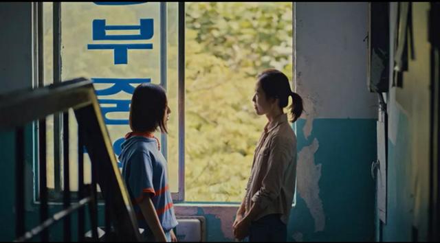 2018年韩国高分爱情电影，小女孩古灵精怪，导演拍摄手法奇特